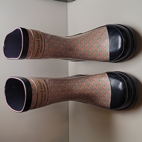 Vineyard Vines rain boots pink with whales - Picture 2 of 9